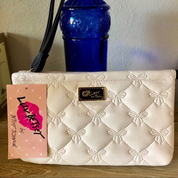 Betsey Johnson Handbags - 🔥FINAL PRICE🔥Betsey Johnson Wristlet-NWT
